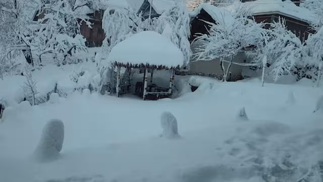 Heavy Snowfall | ఎటుచూసినా హిమపాతమే.. కశ్మీర్ను కమ్మేసిన మంచు దుప్పటి