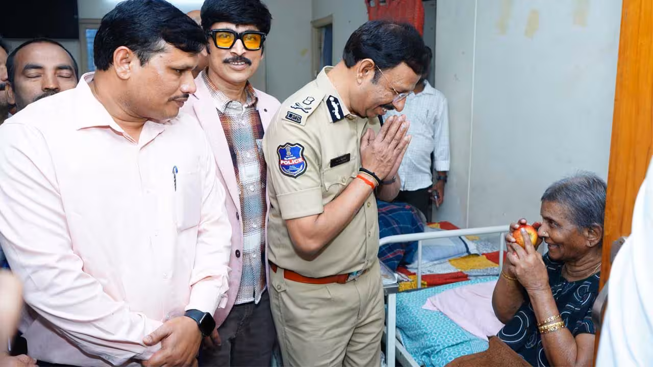 CP Sajjanar | వృద్ధాశ్రమంలో సీపీ సజ్జనార్ న్యూఇయర్ వేడుకలు
