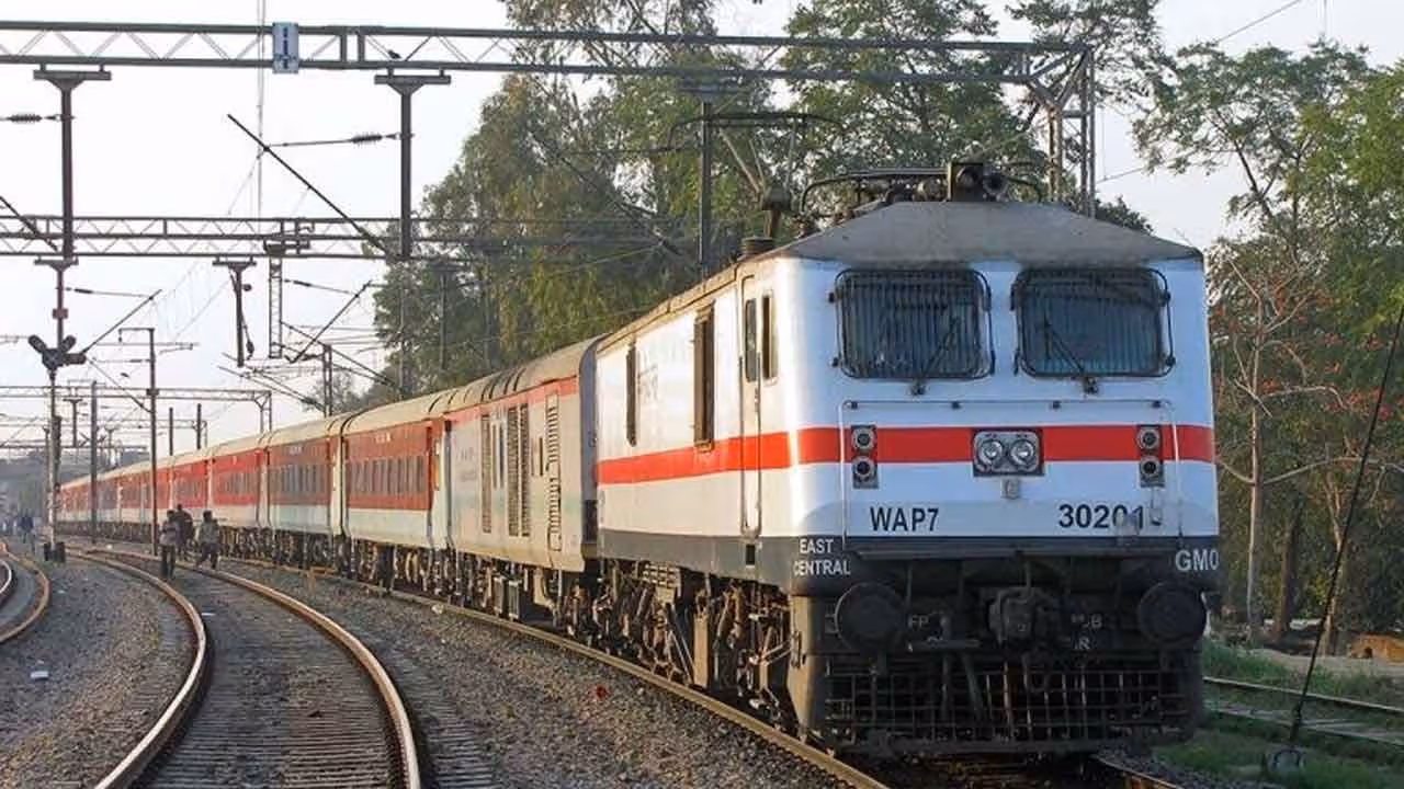 Special Trains | ప్రయాణికులకు తీపికబురు..! పెద్ద ఎత్తున ప్రత్యేక రైళ్లను పొడిగించిన దక్షిణ మధ్య రైల్వే..