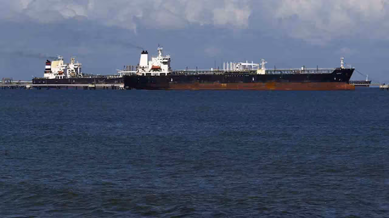 Iranian oil tankers | ముంబై తీరంలో మూడు ఇరాన్ చమురు ట్యాంకర్లు సీజ్