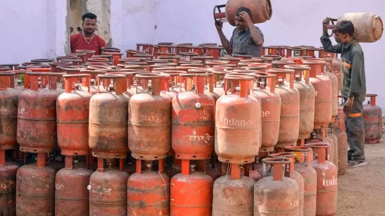 LPG Cylinder | ఎల్పీజీ సిలిండర్ ధర బ్లాక్ మార్కెట్లో రూ.6500.. రీఫిల్ కు రూ.3,500..