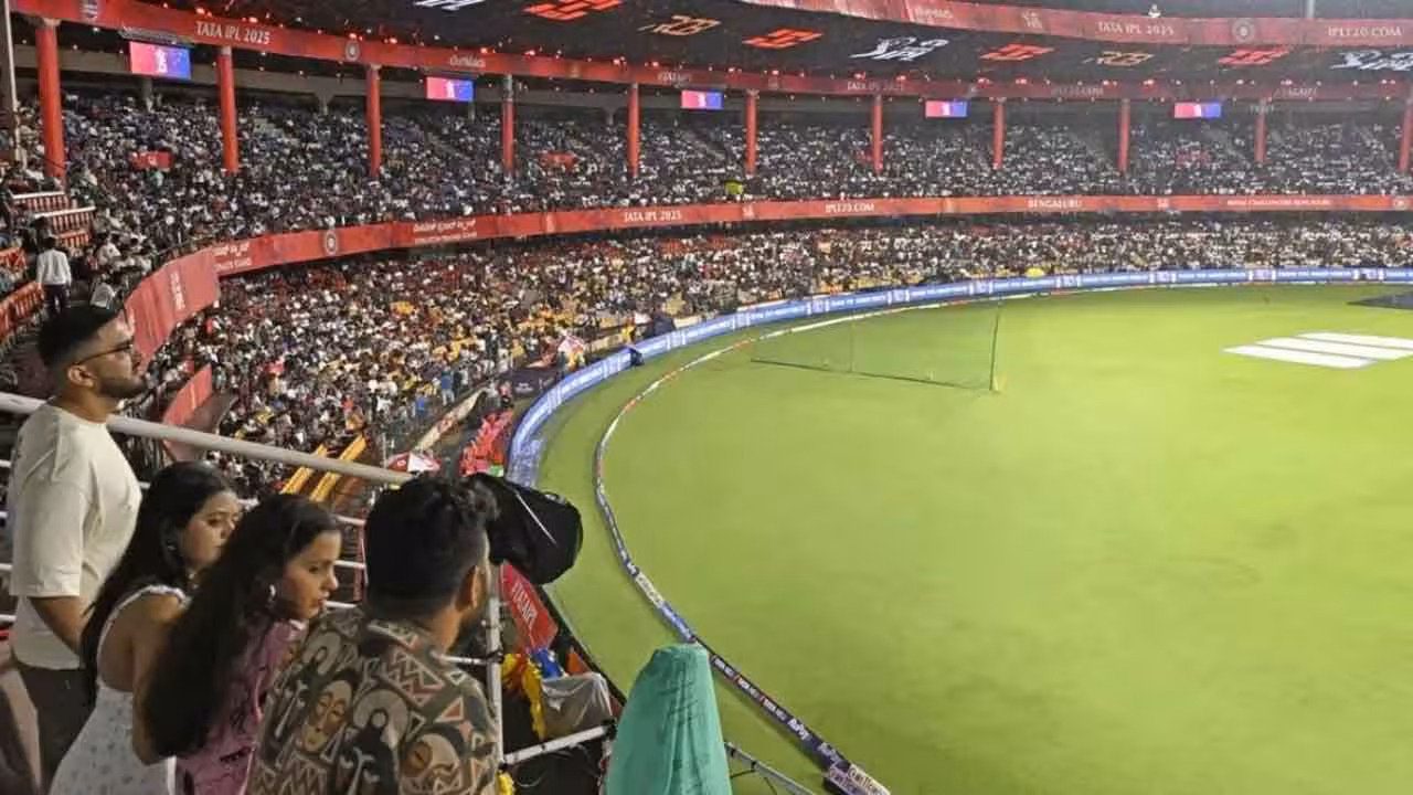 Chinnaswamy Stadium | చిన్నస్వామి స్టేడియంలో 11 సీట్లు ఎప్పటికీ ఖాళీగానే.. మృతులకు ఆర్సీబీ నివాళులు..