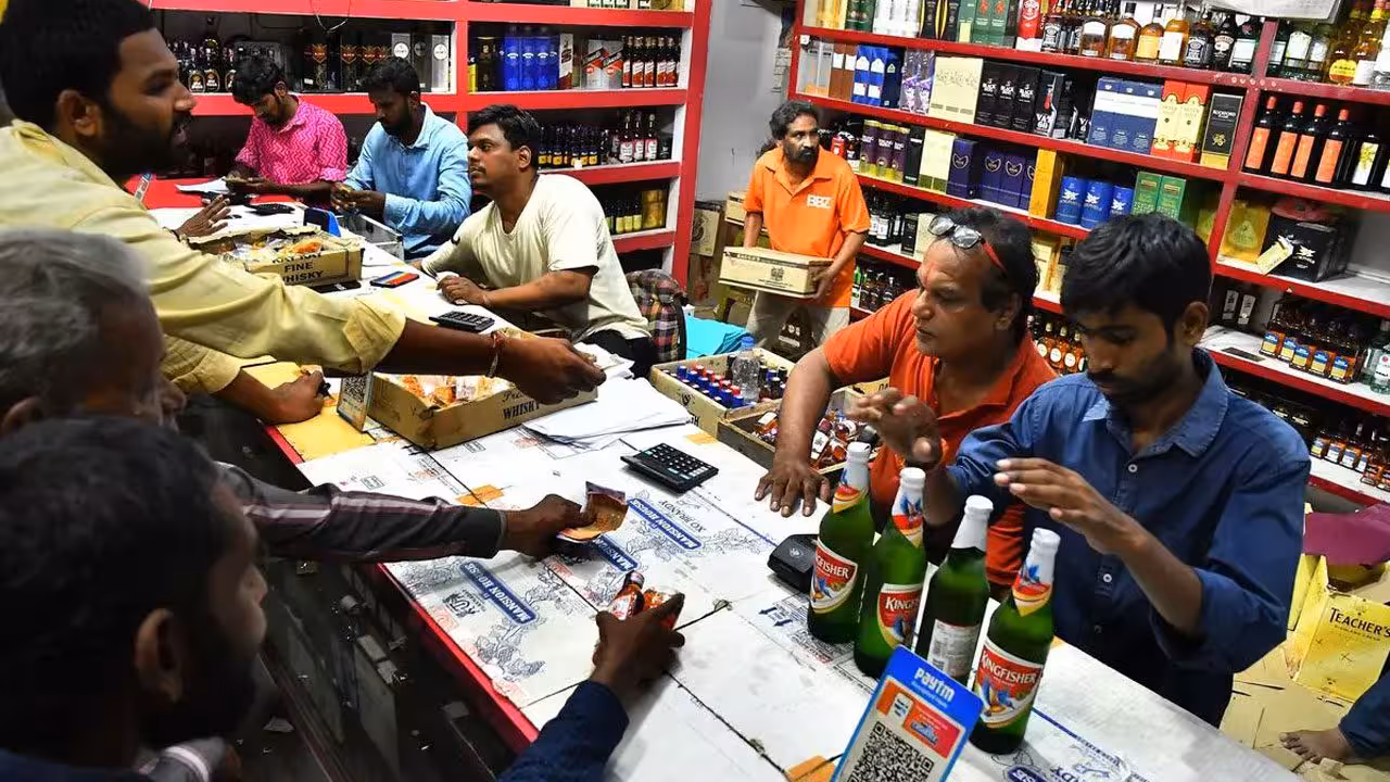 Alcohol Prices | యుద్ధం ఎఫెక్ట్.. రాష్ట్రంలో పెరుగనున్న మద్యం, బీర్ల ధరలు!