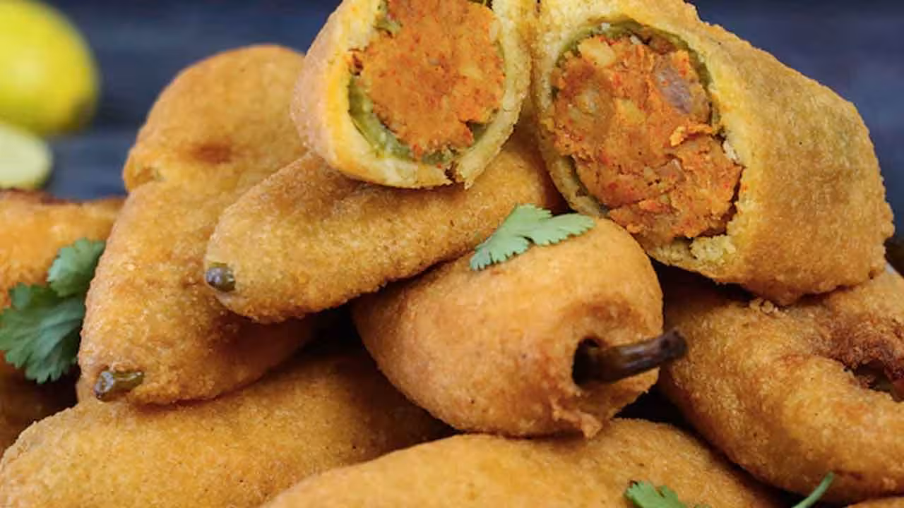 Mirchi Bajji | మిర్చి బజ్జీల్లో ఇన్ని రకాలు ఉన్నాయా.. ఘాటులో వీటికి పోటీ లేవు ఏవీ..