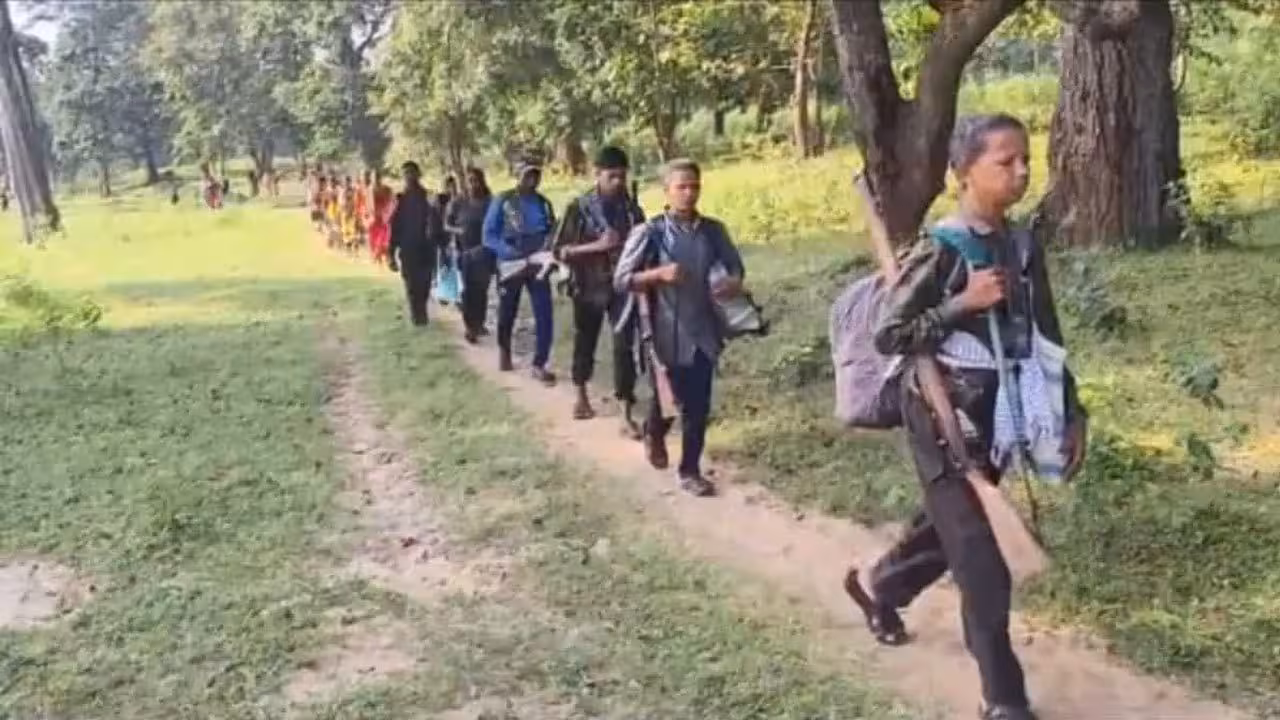 Maoists | పీఎల్జీఏ డిప్యూటీ కమాండర్ సోది కేశాలు సహా.. పెద్ద సంఖ్యలో మావోయిస్టుల లొంగుబాటు!