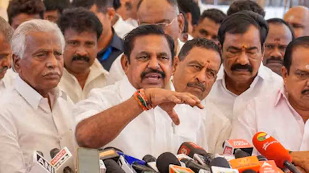AIADMK MLAs resign | ముగ్గురు అన్నాడీఎంకే ఎమ్మెల్యేలు రాజీనామా.. టీవీకేలో చేరిక