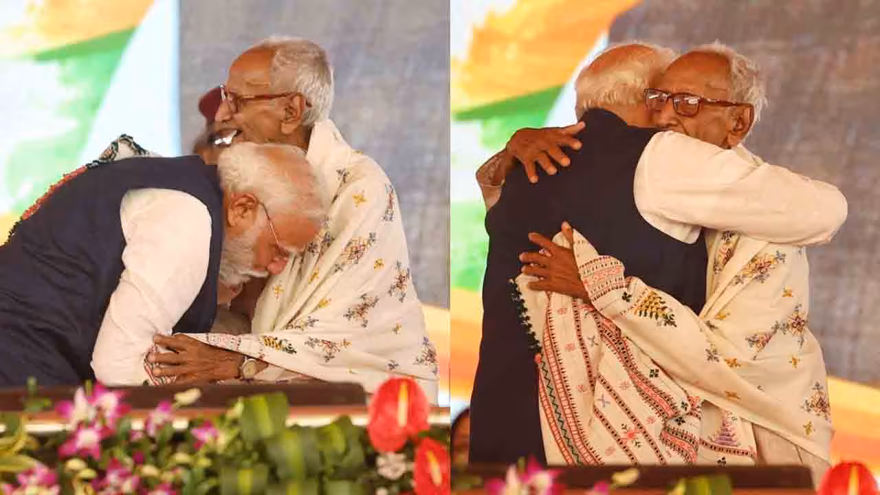 PM Modi | వేదికపై వృద్ధుడి కాళ్లు మొక్కి, ఆశీర్వాదం తీసుకున్న ప్రధాని మోదీ.. ఇంతకీ ఆయన ఎవరో తెలుసా..?