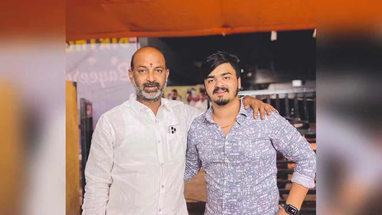 Bandi Sai Bhagirath | పోలీస్ స్టేషన్ వద్దే 8 గంటలు.. పలుమార్లు సీఎం రేవంత్ రెడ్డికి ఫోన్ చేసిన బండి సంజయ్..!