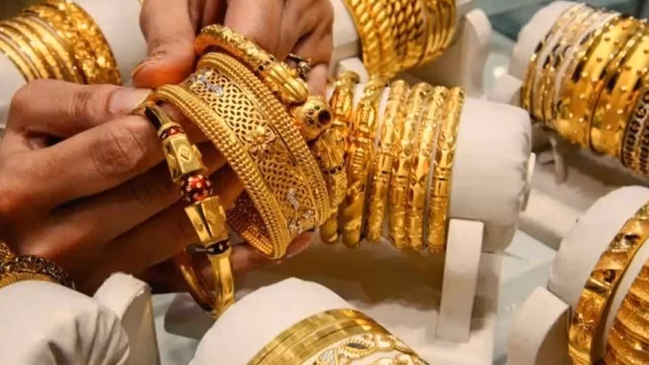 Gold And Silver Prices Today | పసిడి పరుగుకు స్వల్ప బ్రేక్.. కాస్త దిగివచ్చిన ధరలు..
