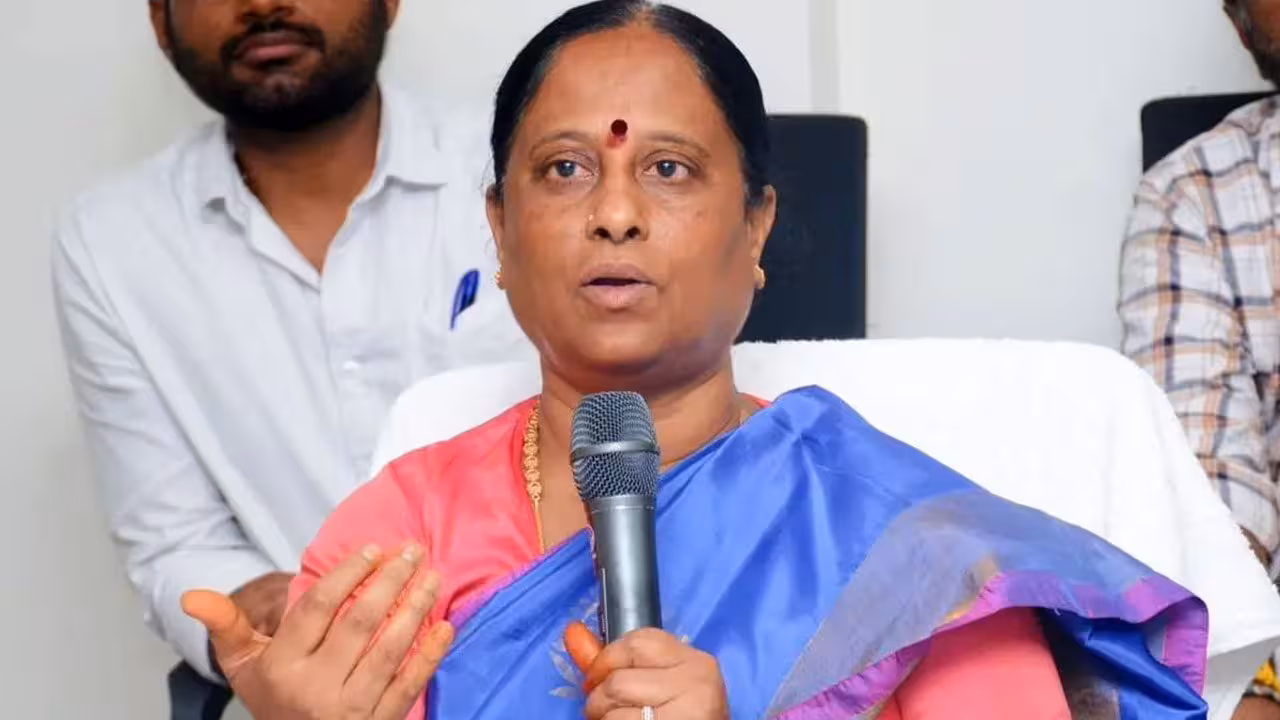 అనాలోచిత తప్పటడుగులు: మంత్రి పదవిని కోల్పోయేలా చేసిన కొండా సురేఖ పొరపాట్లు ఇవే!