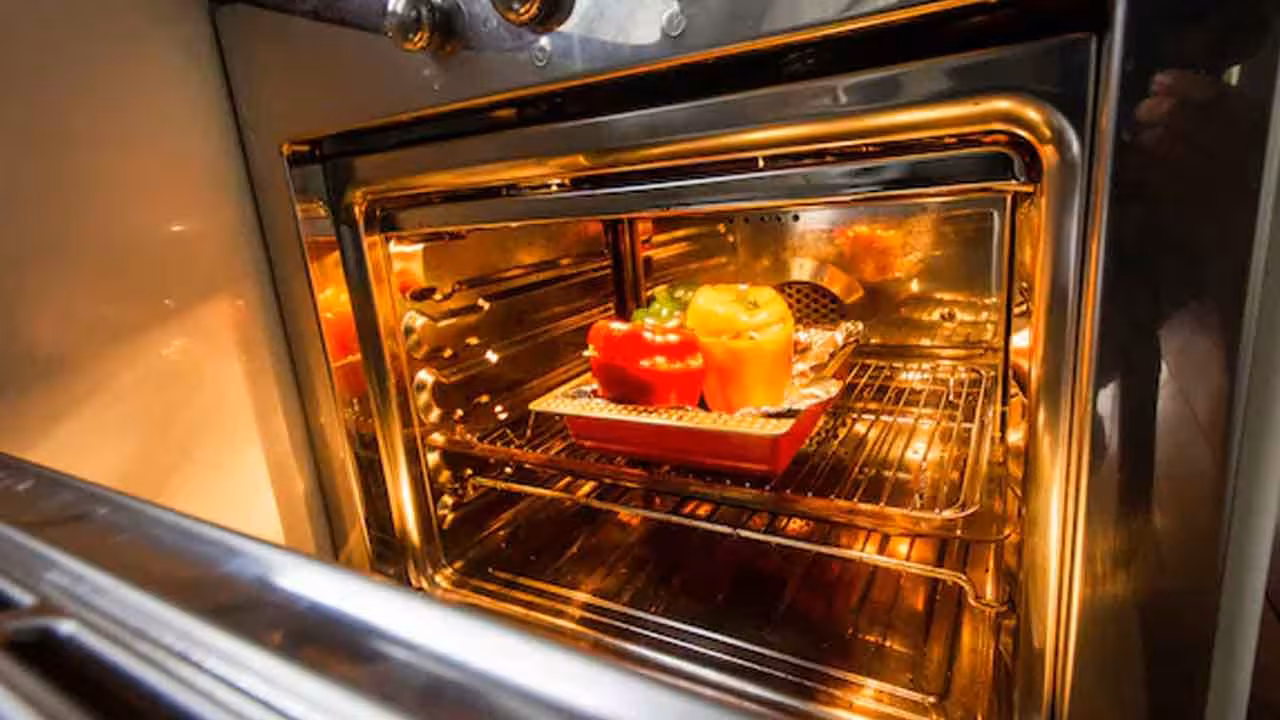 Oven | ఓవెన్ వాడకంలో ఈ 5 తప్పులు చేస్తే వంటలు పాడవుతాయి.. ఈ సూచనలు పాటించండి..