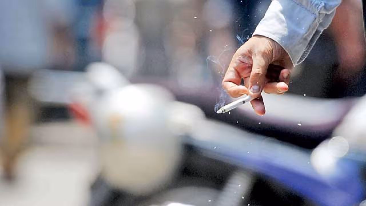 Smoking | మీరు బహిరంగ ప్రదేశాల్లో పొగ తాగుతున్నారా.. అయితే పోలీసులు పట్టుకెళ్తారు జాగ్రత్త!