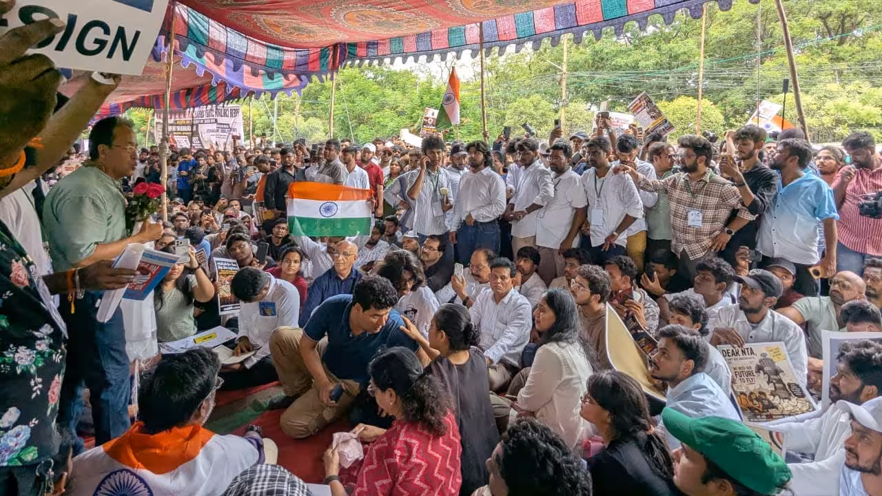 CJP | హైదరాబాద్లో ‘కాక్రోచ్ జనతా పార్టీ’ ఆందోళన