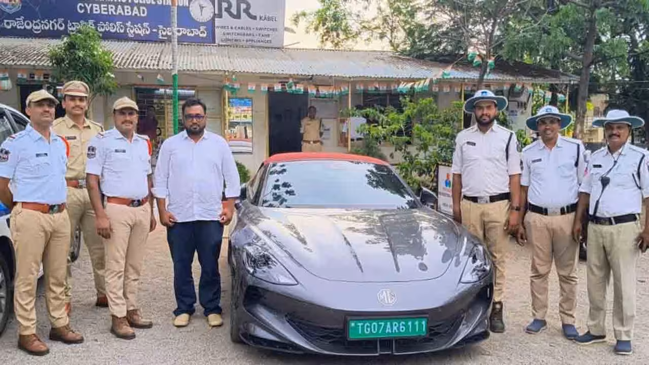 Hyderabad | మైనర్ బాలుడికి కారు స్టీరింగ్ ఇచ్చి.. కటకటాలపాలైన తండ్రి