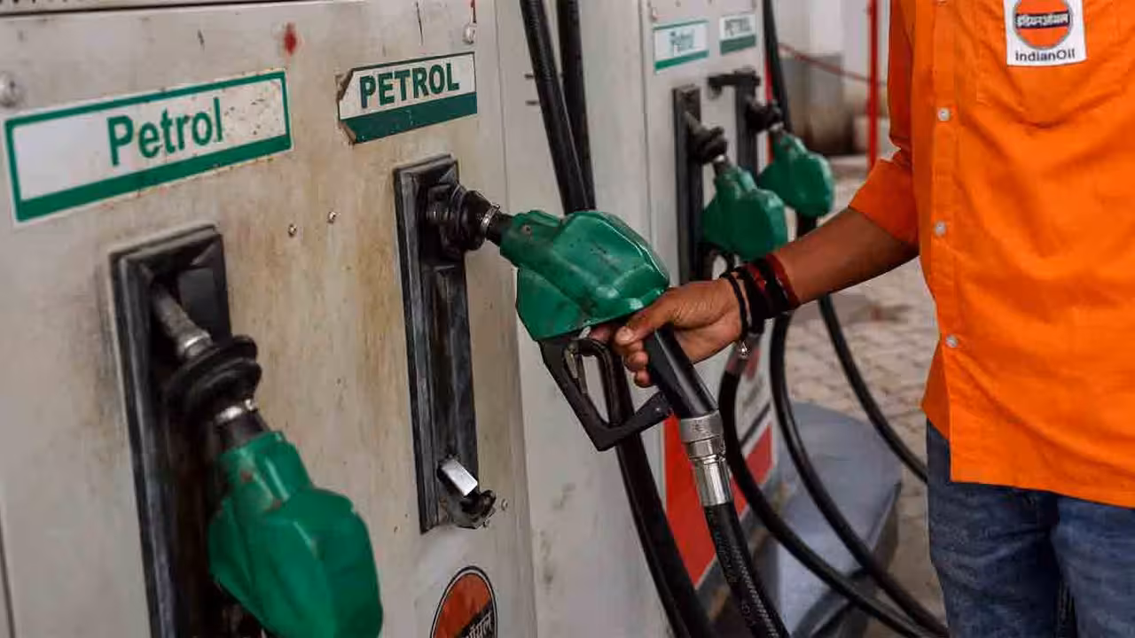 Fuel prices | ముడి చమురు తగ్గినా.. ఇంధన ధరలను వెంటనే తగ్గించలేం: కేంద్రం