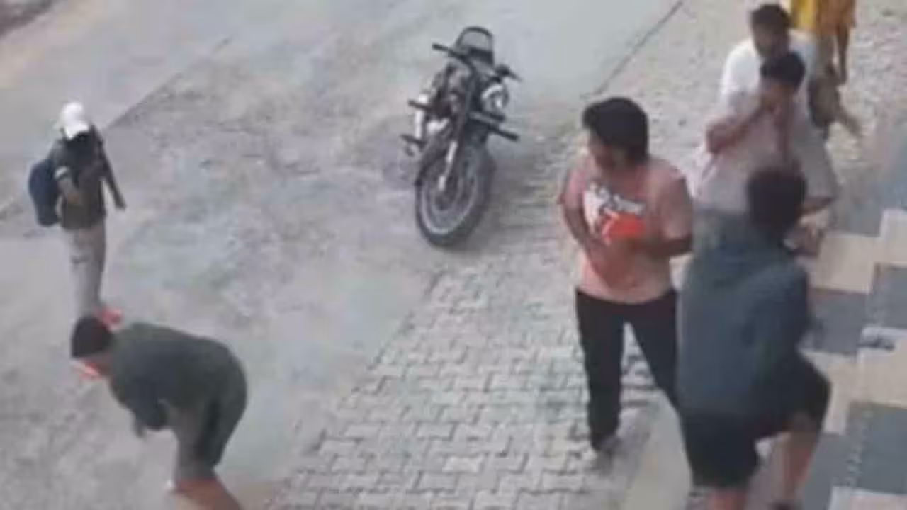Gym Owner Shot Dead | 5 సెకన్లలో 10 రౌండ్లు.. జిమ్ ఓనర్పై బుల్లెట్ల వర్షం.. షాకింగ్ వీడియో
