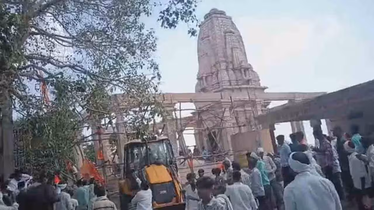 Roof Collapses At Temple | ఆలయంలో కూలిన పైకప్పు.. పలువురు మృతి..!