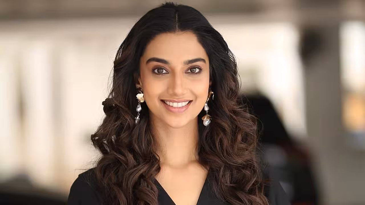 Meenakshi Chaudhary | అభిమానులను అప్రమత్తం చేసిన మీనాక్షి చౌదరి.. అసలు ఏం జరిగిందంటే..?