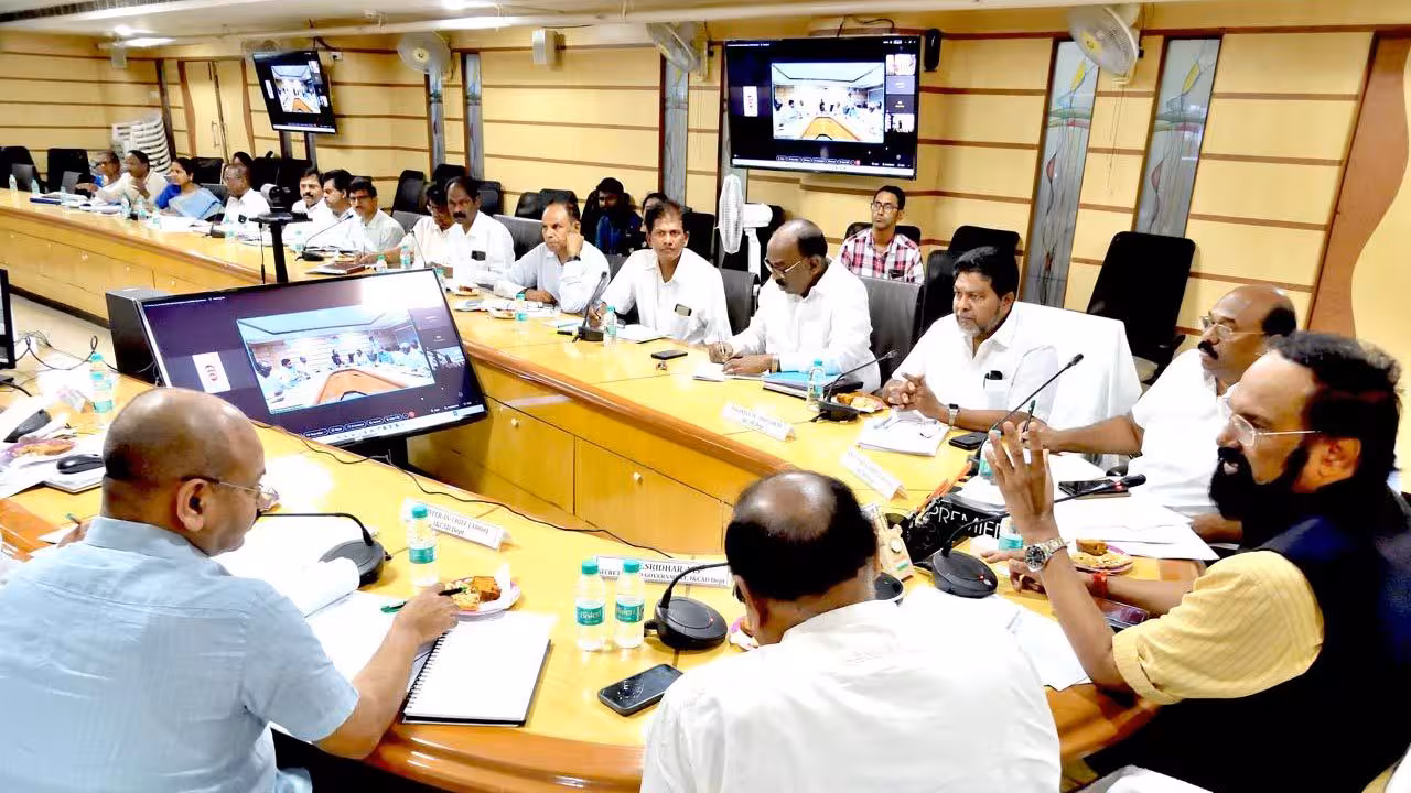 Solar Power | నీటిపారుదల భూముల్లో సౌర విద్యుత్ ప్రాజెక్టులకు ప్రాధాన్యం ఇవ్వాలి : మంత్రి ఉత్తమ్ కుమార్ రెడ్డి ఆదేశం
