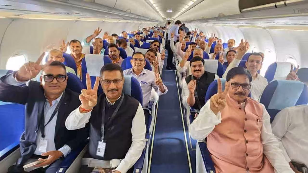 Noida Airport | నోయిడా ఎయిర్పోర్టులో కార్యకలాపాలు మొదలు.. తొలి విమానంలో ప్రయాణించిన భూములిచ్చిన రైతులు