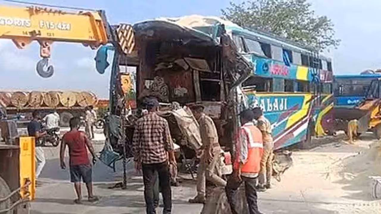 Road Accident | ఆగి ఉన్న ట్రక్కును ఢీ కొట్టిన బస్సు.. ఆరుగురు మృతి