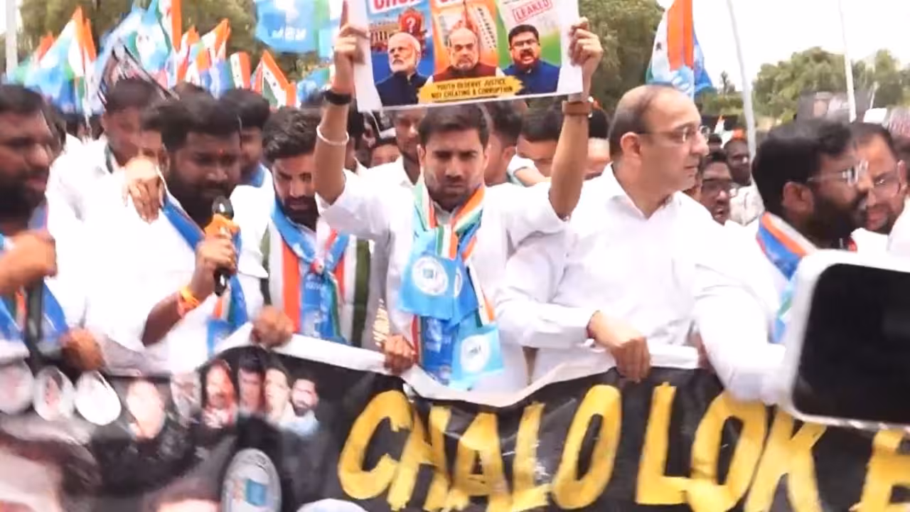 NSUI Rally | నీట్ ప్రశ్నపత్రం లీక్.. ట్యాంక్బండ్ వద్ద ఎన్ఎస్యూఐ భారీ ర్యాలీ