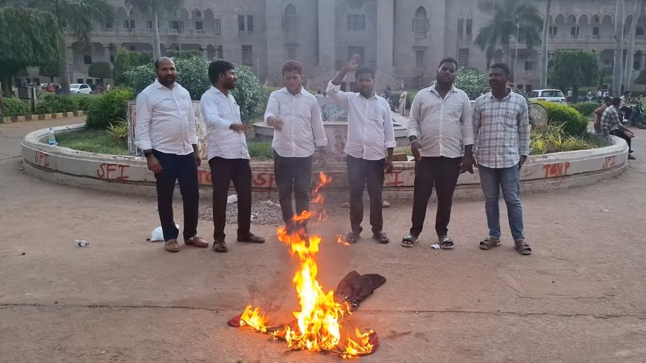 OU Students | ఓయూలో ముఖ్యమంత్రి దిష్టిబొమ్మ దహనం