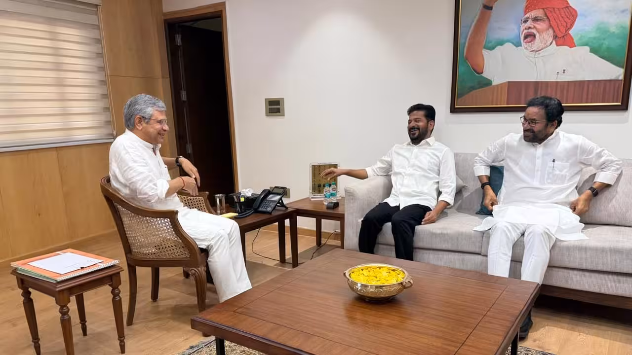 CM Revanth Reddy Delhi Tour | మెట్రో ఫేజ్-2పై సీఎం రేవంత్ కీలక అడుగు: కిషన్ రెడ్డితో కలిసి రైల్వే మంత్రితో భేటీ