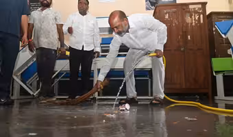 Bandi Sanjay | స్కూల్‌ను చీపురుతో శుభ్రం చేసిన బండి సంజ‌య్.. సిరిసిల్ల ఎస్పీపై రుస‌రుస‌లు