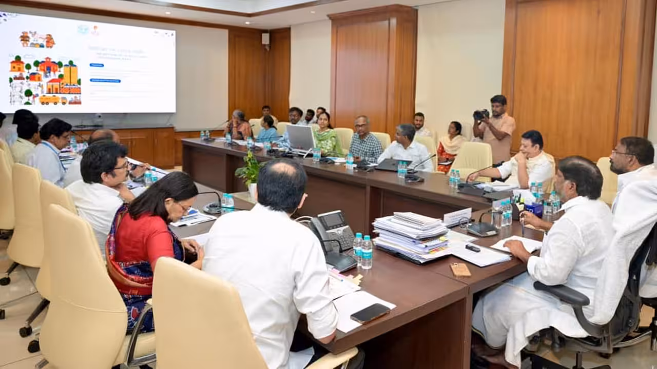 Telangana Dairy Farmers | 27 లక్షల మంది విద్యార్థులకు ‘విజయ’ పాలు.. పాడి రైతులకు బకాయిల్లేని పేమెంట్లు: డిప్యూటీ సీఎం భట్టి