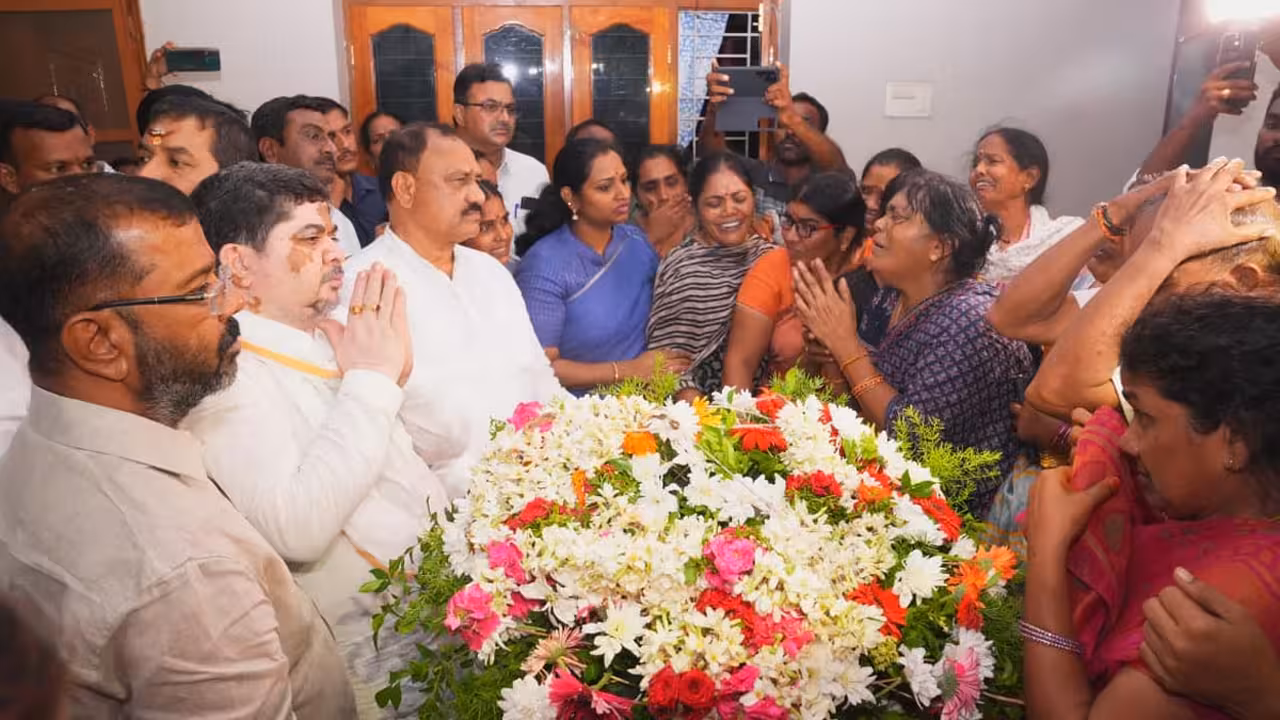 MVI Venkanna Road Accident | ఎంవీఐ వెంకన్న భౌతికకాయానికి మంత్రి పొన్నం ప్రభాకర్ నివాళులు