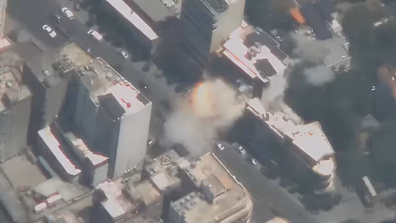 Beirut Airstrike Video | హిజ్బుల్లా హెడ్క్వార్టర్స్పై ఇజ్రాయెల్ భీకర దాడి.. కళ్లెదుటే కుప్పకూలిన భారీ భవనం! (వీడియో)