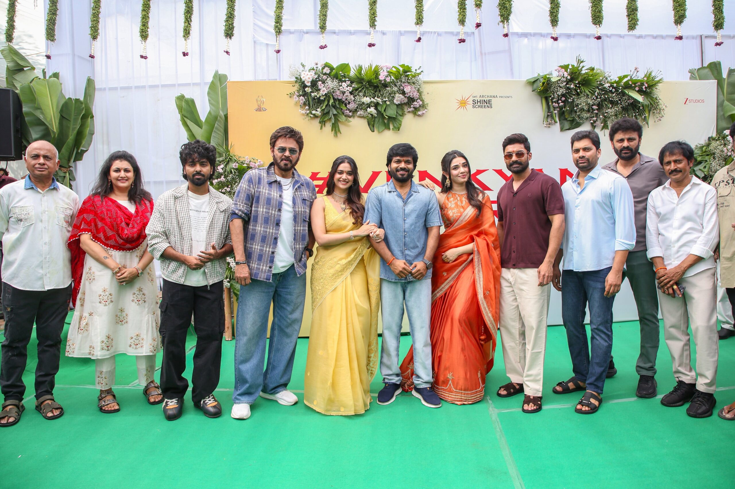 వెంకటేష్, అనిల్ రావిపూడి కాంబినేషన్లో తెరకెక్కుతోన్న ఐదో మూవీ ఇది. ఈ సినిమా ఓపెనింగ్ ఈవెంట్లో రాఘవేంద్రరావు, సురేష్బాబు, అల్లు అరవింద్, దిల్రాజుతో పాటు పలువురు ప్రముఖులు పాల్గొన్నారు.