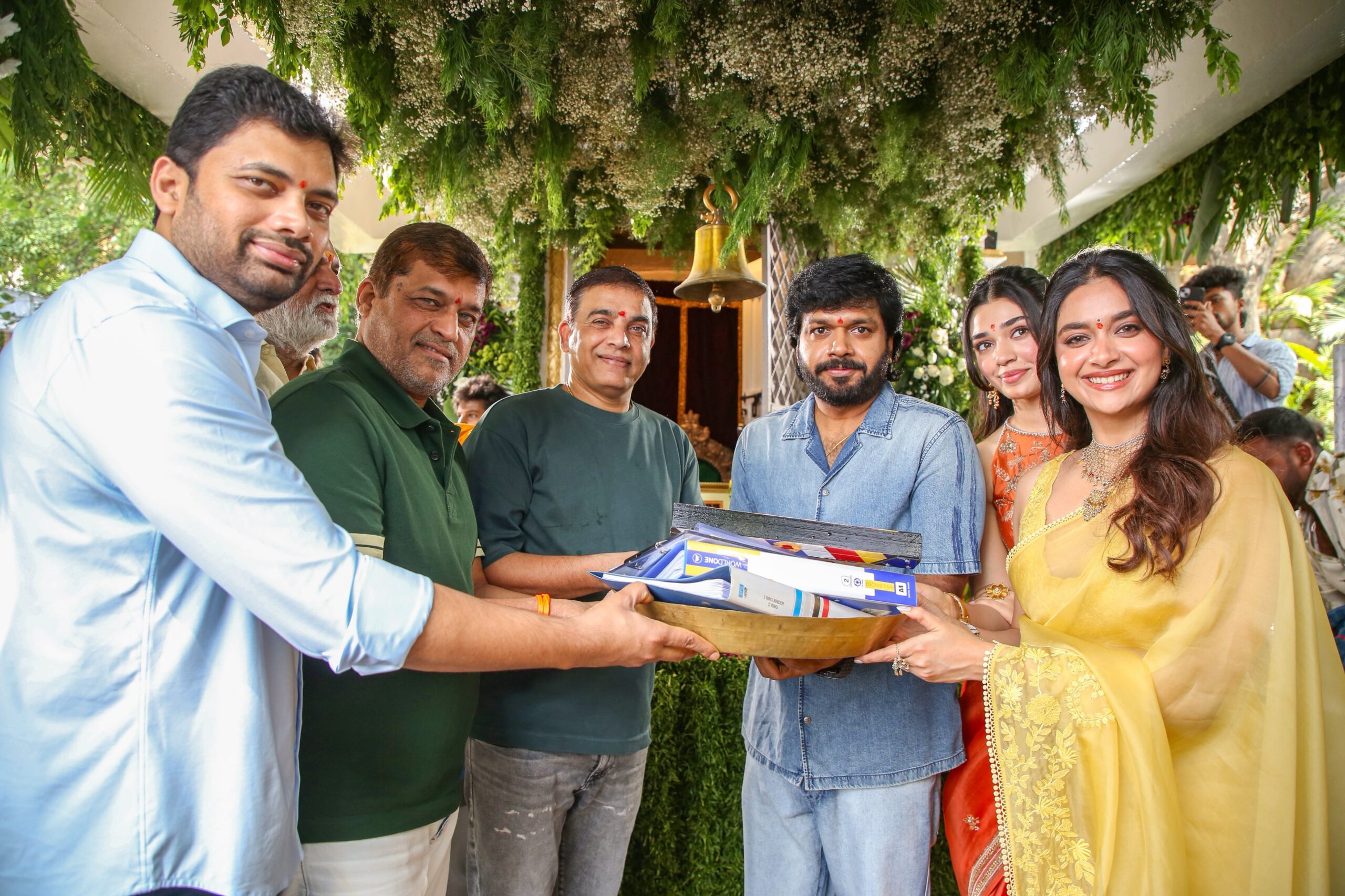 ఈ మల్టీస్టారర్ మూవీ ఫస్ట్ షాట్కు రాఘవేంద్రరావు దర్శకత్వం వహించారు. ఈ సీన్ గురించి వివరించే క్రమంలో కీర్తి సురేష్, కృతి శెట్టిలపై రాఘవేంద్రరావు చేతులు వేస్తూ కనిపించారు. వారిని అనుచితంగా తాకారు