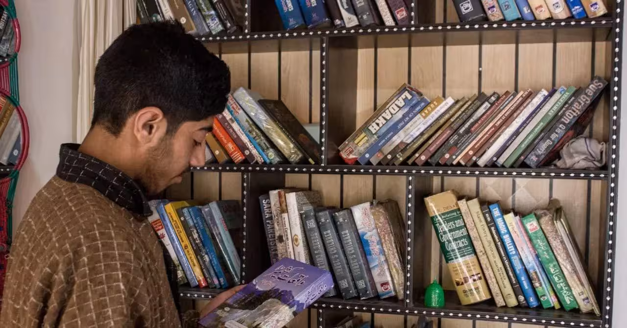 Aragam book village Kashmir | ఒకప్పుడు భయం.. ఇప్పుడు అక్షర జ్ఞానం: ఇండ్లే లైబ్రరీలుగా మారిన కశ్మీర్ ‘బుక్ విలేజ్’ కథ!