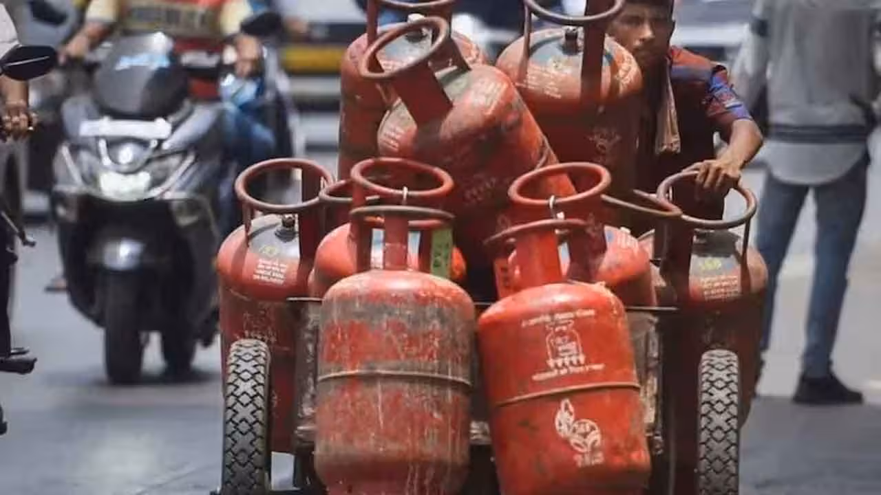LPG Cylinders | ఉజ్వల లబ్ధిదారులకు షాక్.. ఇకపై ఏడాదికి 4 సబ్సిడీ సిలిండర్లే..
