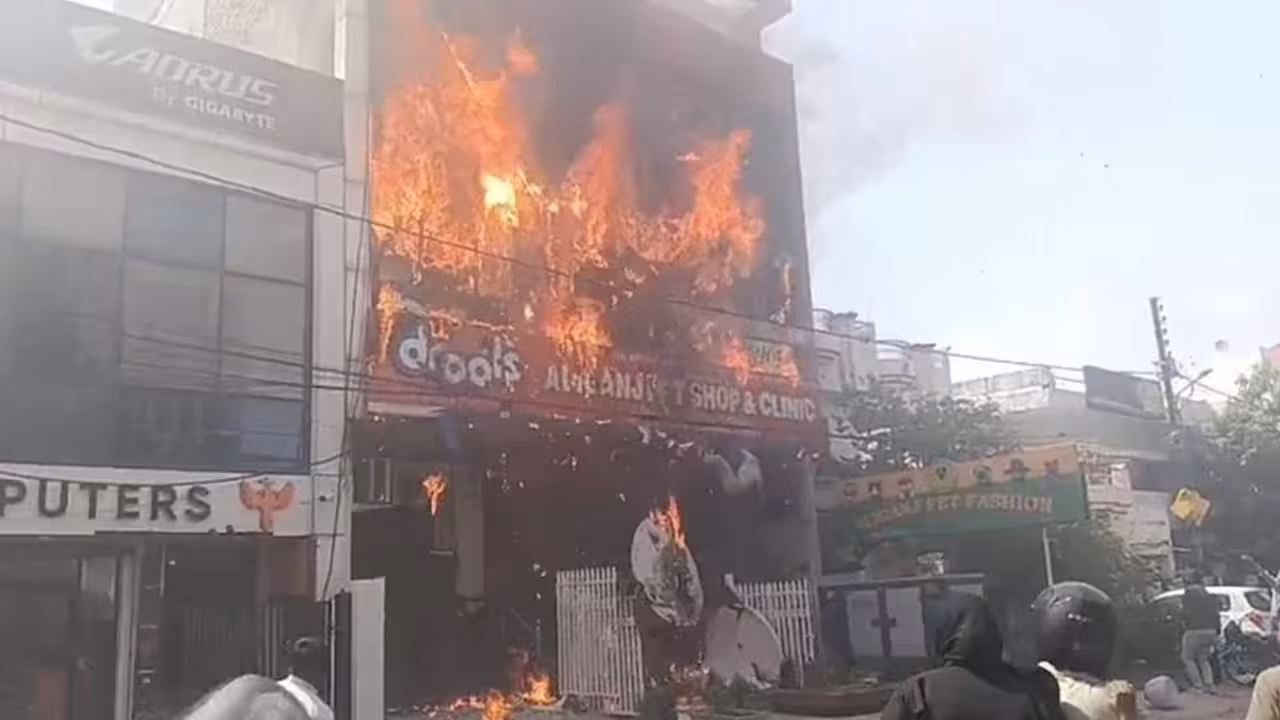 Aliganj Fire Accident 11 Dead | లక్నో కోచింగ్ సెంటర్ అగ్నిప్రమాదం ఘటనలో 11 మంది దుర్మరణం