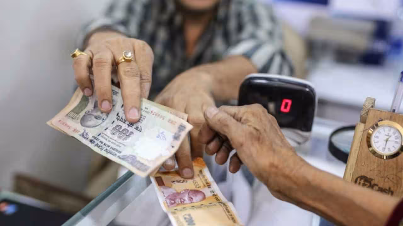 Savings Accounts | చాలా మంది ప్రజలు సేవింగ్స్ ఖాతాల్లో డబ్బును ఉంచడం లేదు.. షాకింగ్ నివేదిక..