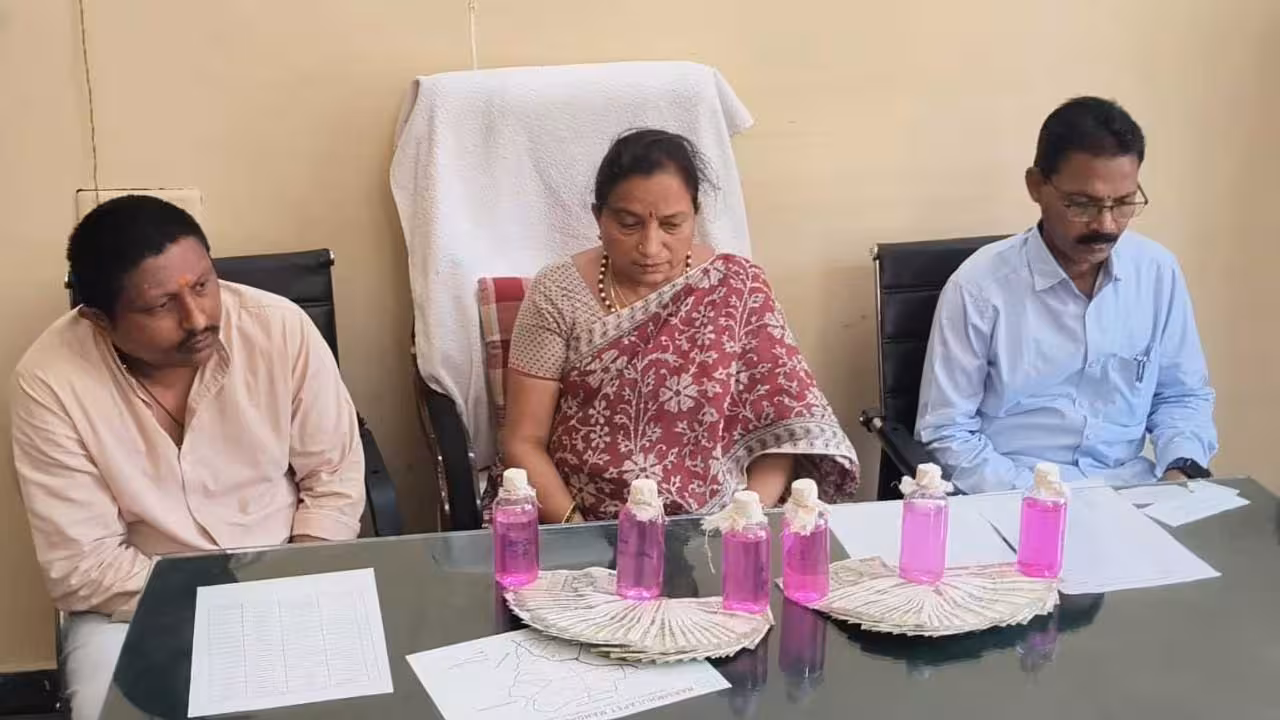 Mahabubabad | ఏసీబీ వలలో నర్సింహులపేట ఎంపీడీవో, ఎంపీఓ.. పటాకులు కాల్చిన స్థానికులు