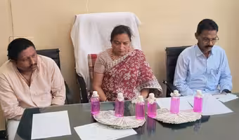 Mahabubabad | ఏసీబీ వ‌ల‌లో నర్సింహులపేట ఎంపీడీవో, ఎంపీఓ.. పటాకులు కాల్చిన స్థానికులు