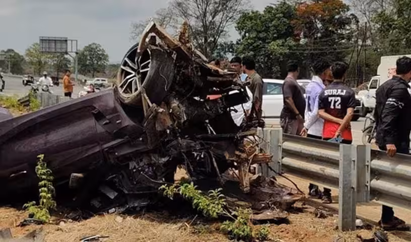 BMW Crash Mumbai | 250 KMPH స్పీడ్, చెల్లాచెదురుగా బాడీ పార్ట్స్.. ముంబై సమీపంలో ముక్కలైన లగ్జరీ BMW కారు, బర్త్డే నాడే ఇద్దరి మృతి!