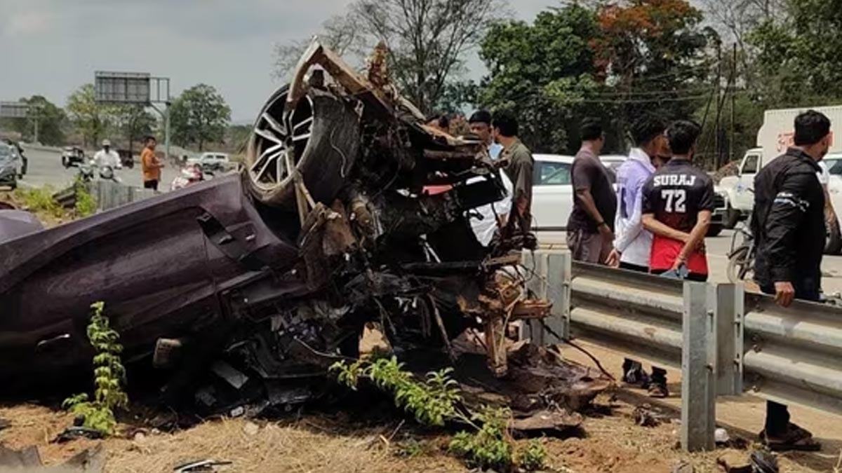 BMW Z4 Crashes at 250 kmph Near Mumbai 2 Dead on Birthday