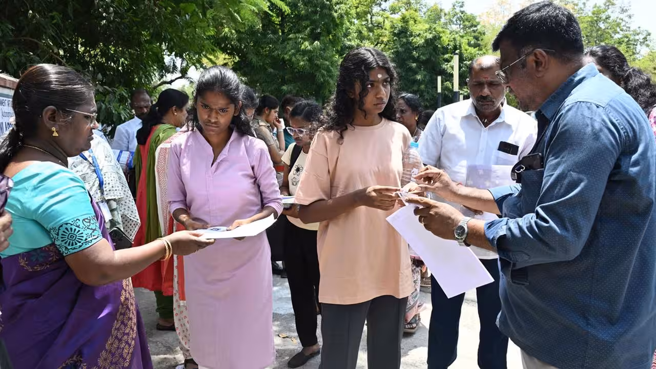 NEET UG | నేడు నీట్ యూజీ రీ-ఎగ్జామ్.. మధ్యాహ్నం 1.30 గంట వరకే అనుమతి
