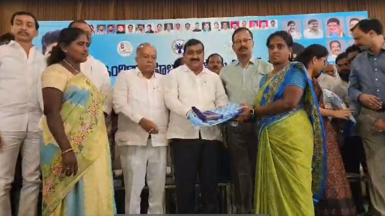 MLC Patnam Mahender Reddy | ఇందిరా మహిళా శక్తి చీరలను పంపిణీ చేసిన ఎమ్మెల్సీ పట్నం