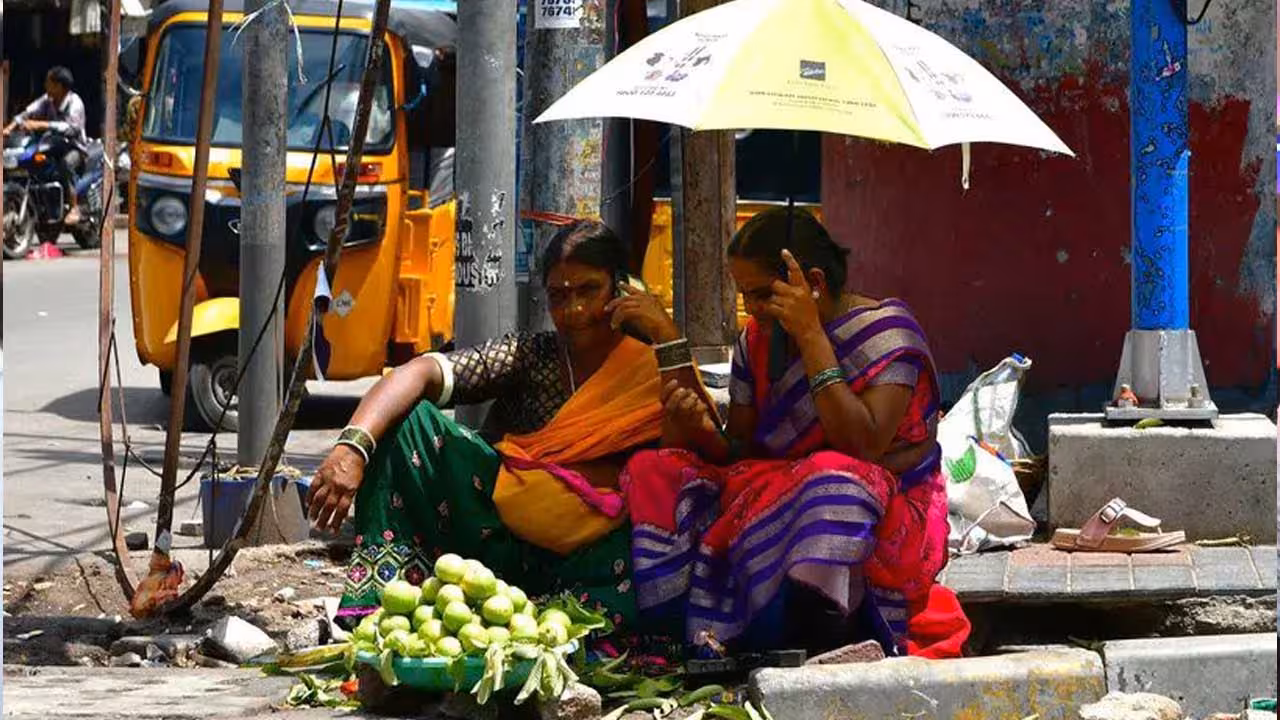 Rains | పగటి పూట భారీ ఉష్ణోగ్రతలు.. రాత్రి పూట మోస్తరు వర్షాలు