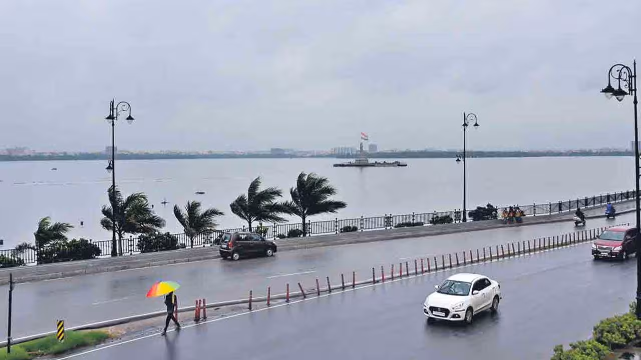 Heavy Rains | బీ అలర్ట్.. మరికాసేపట్లో హైదరాబాద్లో భారీ వర్షం..!