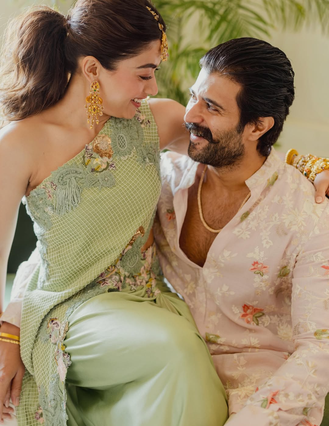 పెళ్లి తర్వాత విజయ్ దేవరకొండ స్వస్థలం తుమ్మన్ పేటలో విరోష్ జోడీగా సత్యనారాయణ స్వామి వ్రతంతో పాటు నూతన గృహ ప్రవేశ వేడుకలు జరుపుకున్నారు.
