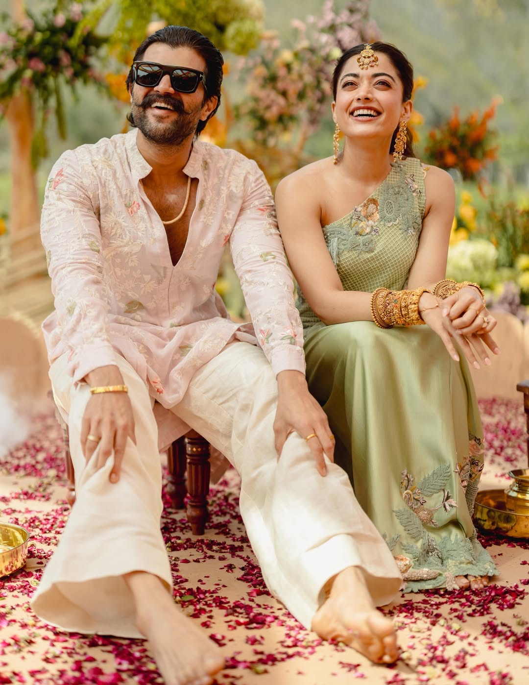 ఇచ్చిన మాటను నిలబెట్టుకుంటూ జూన్ 14న ఆదివారం విజయ్, రష్మిక స్వయంగా ఎంపికైన విద్యార్థులకు స్కాలర్షిప్లు అందజేశారు.