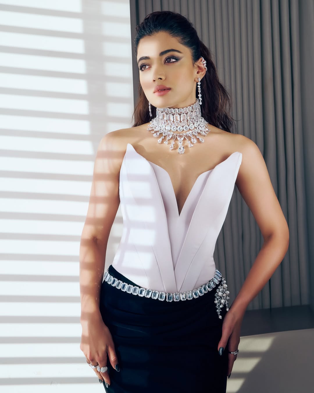 తొలి సారి భర్త ఇంటి పేరును తన పేరుకు యాడ్ చేస్తూ రష్మిక మాట్లాడిన ఈ వీడియో వైరల్ అవుతోంది.