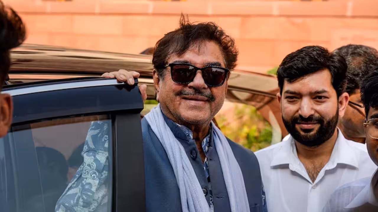 Shatrughan Sinha | “కష్టకాలంలో దీదీని వదలను” – రెబల్ క్యాంప్లోకి వెళ్లే ప్రసక్తే లేదని తేల్చిచెప్పిన శతృఘ్న సిన్హా